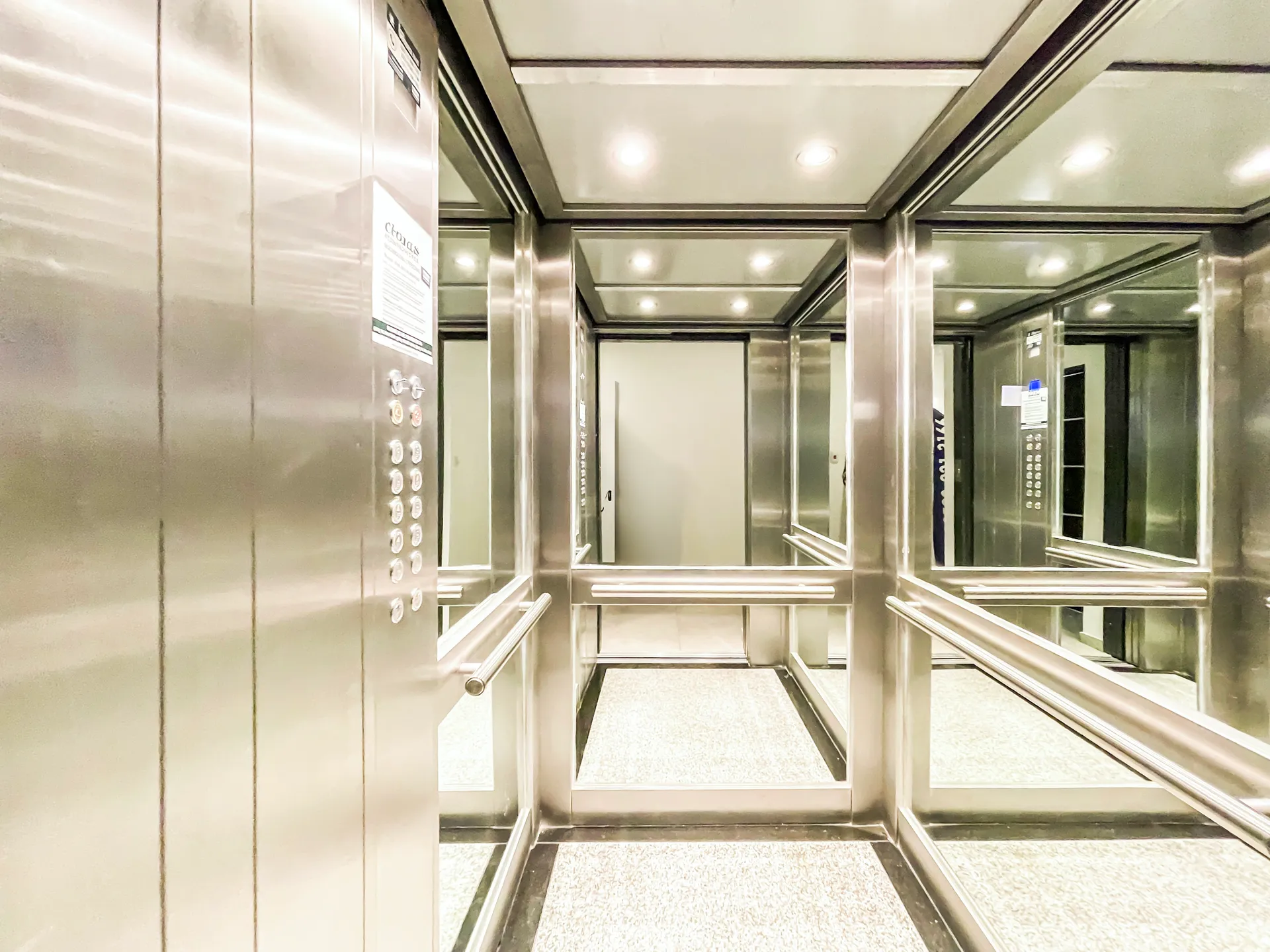 54 e/ 23 y 24 — galería