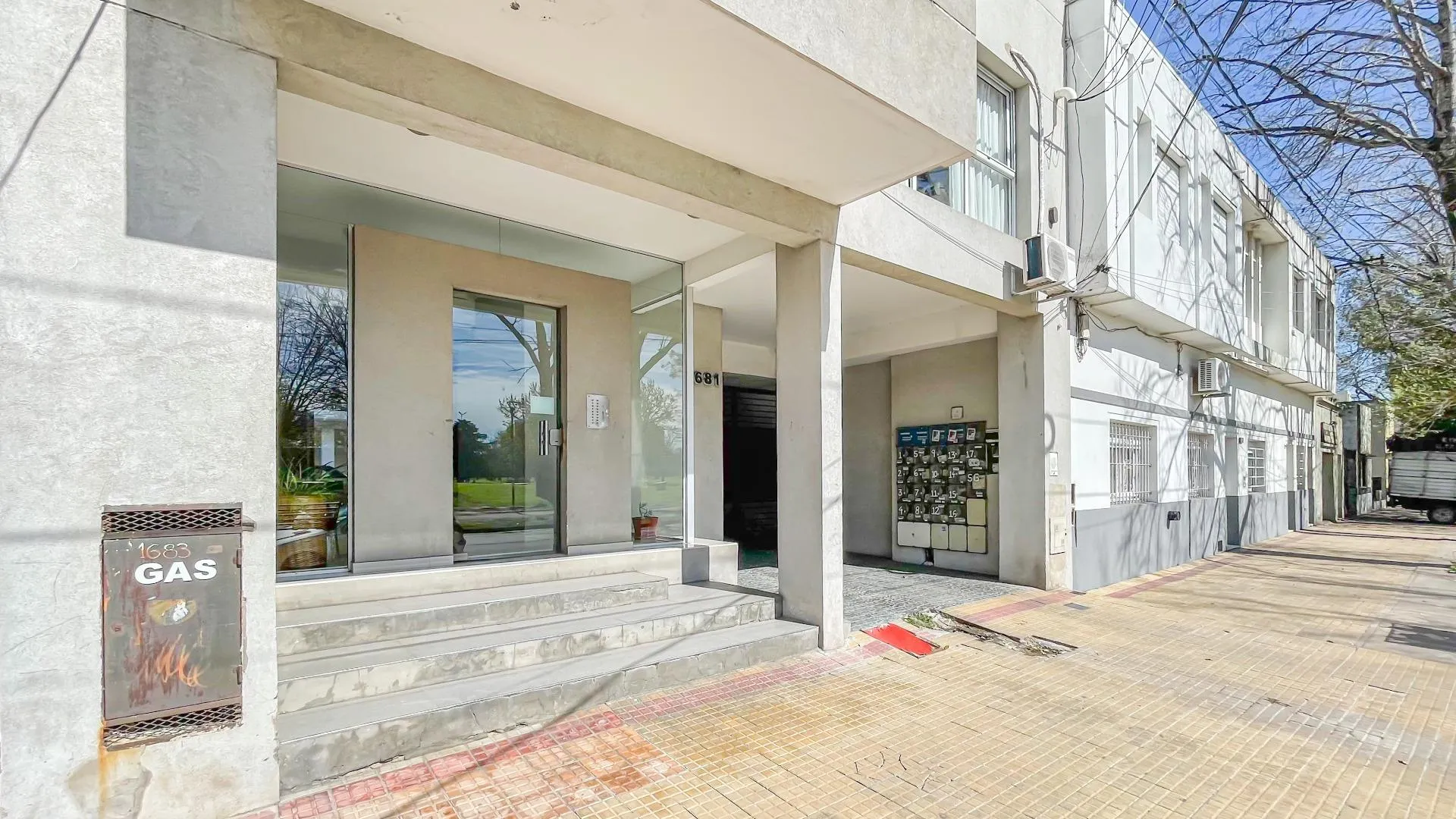 26 e/  66 y 67 — galería